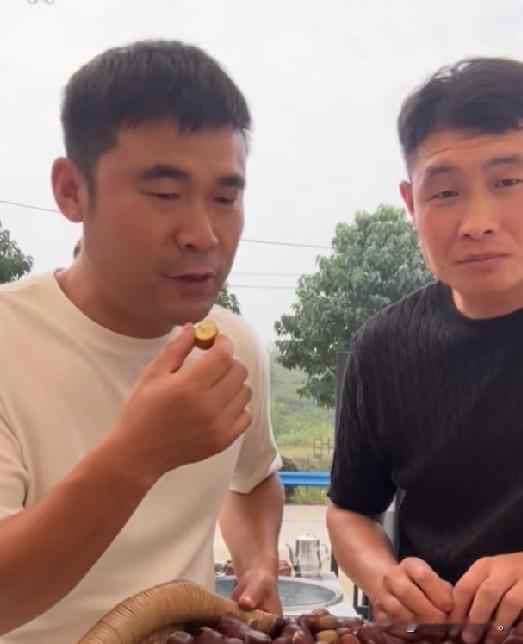 小故事！今天小飞开直播卖栗子，喊李佳过来帮忙搭手，半熟他也跟着凑