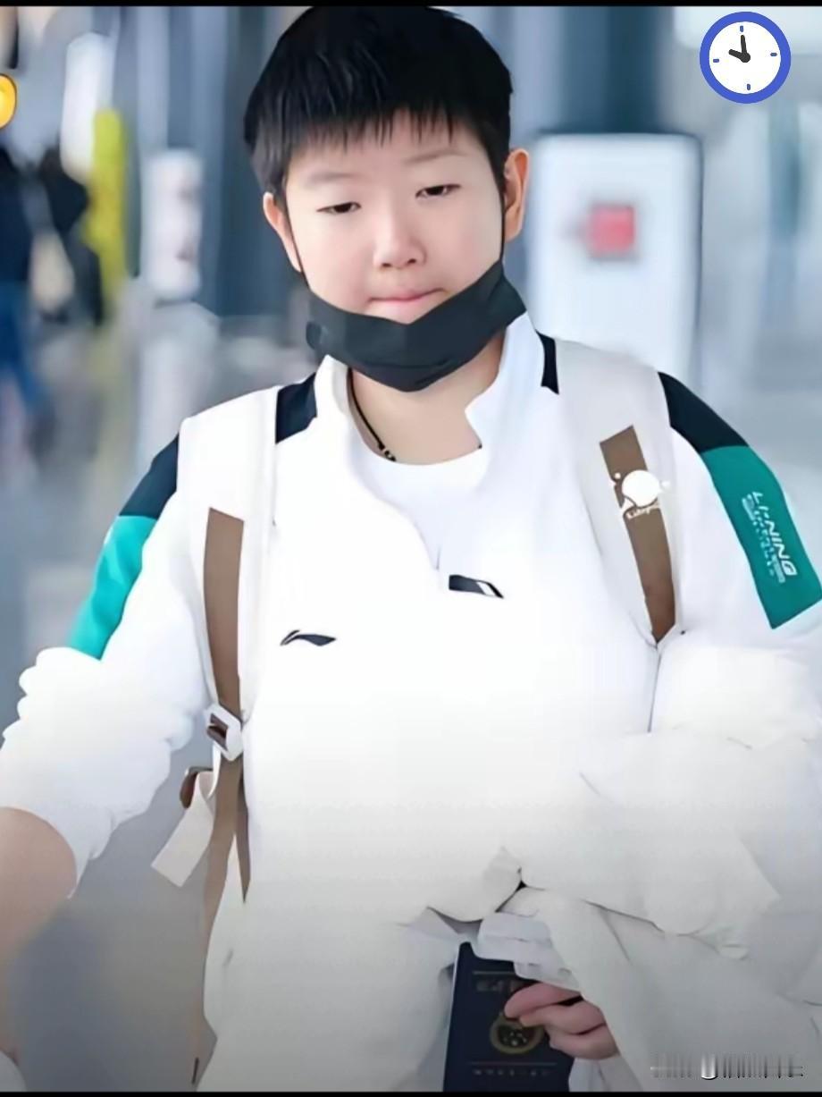 国乒核心选手莎莎回京，坐轮椅下了飞机，原来是她的脚踝受伤佩戴护具了，没想到脚踝伤