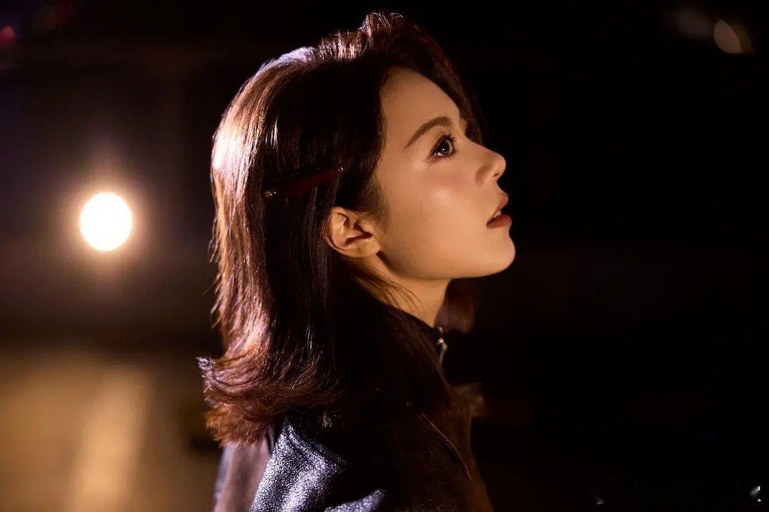 赵今麦巴黎时装周出发图希望能有好的适合的妆造哇第二张好明媚​​​