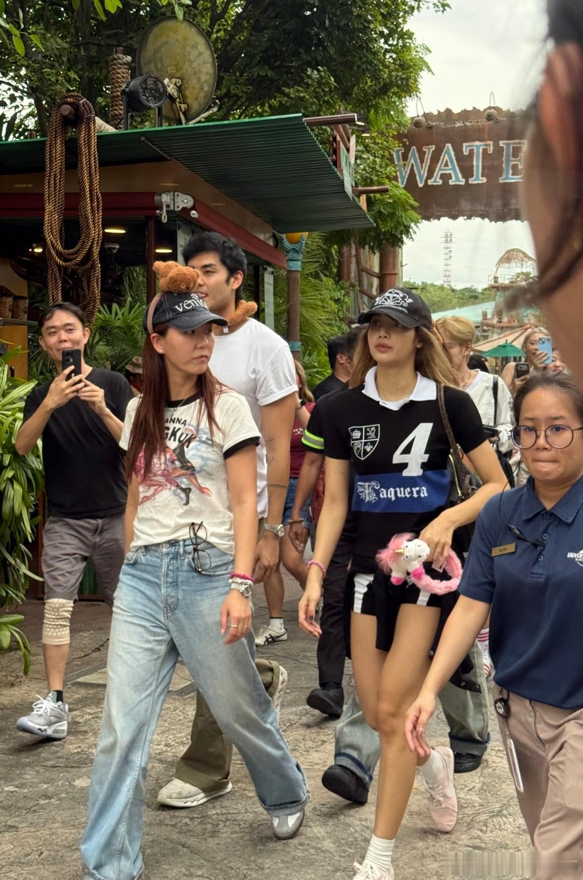 Lisa在新加坡环球影城被偶遇原来她本人是黄黑皮啊……