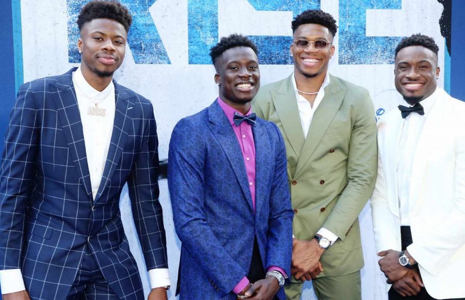 字母哥的几个关系户兄弟已经全部离开NBA，可谓是功成名就，球不用打，钱到手，还有总冠军奖杯，年纪最小