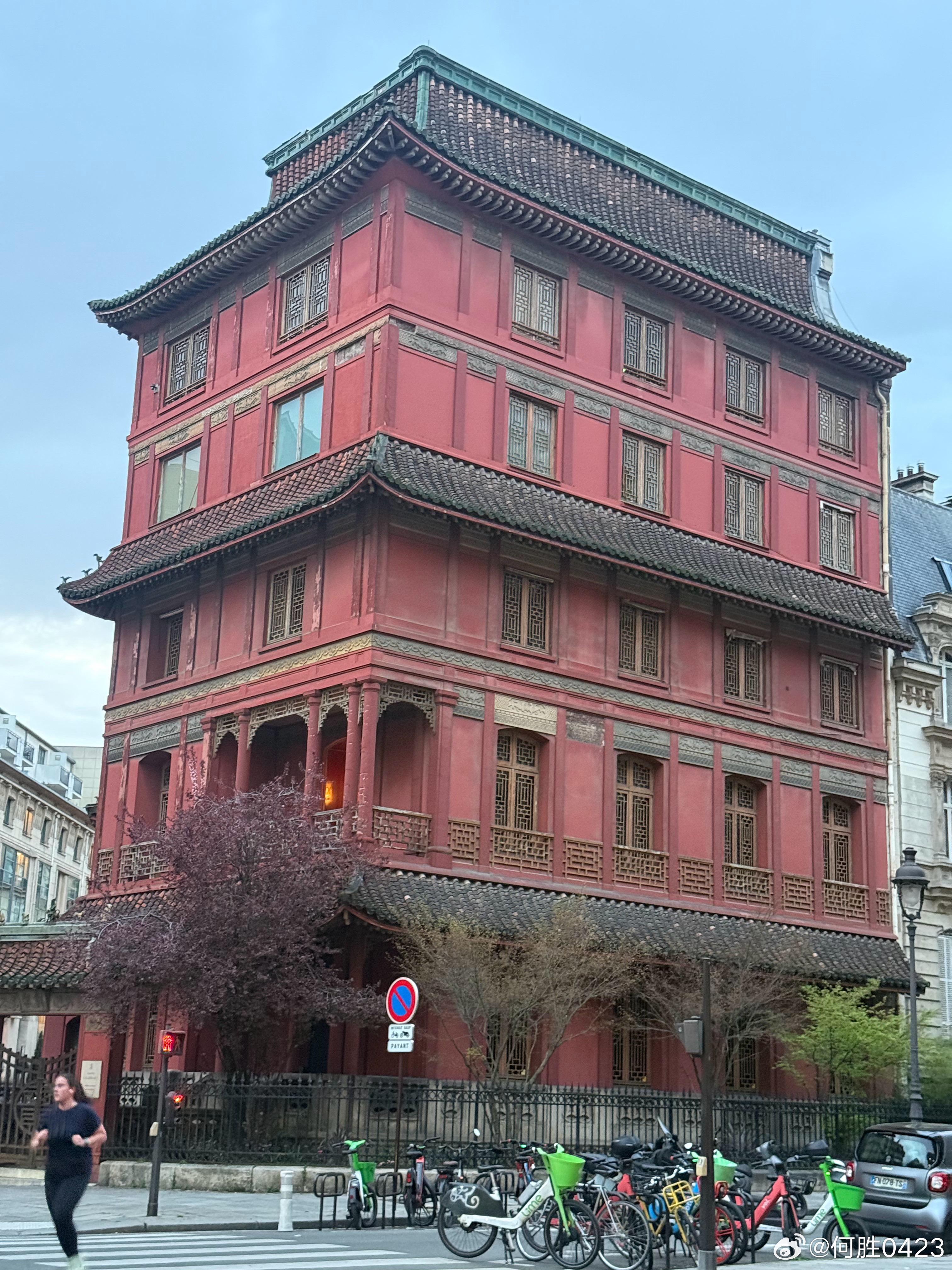 在蒙梭公园附近发现了一幢中式风格的建筑，和旁边的建筑显得格格不入，AI给出了不同