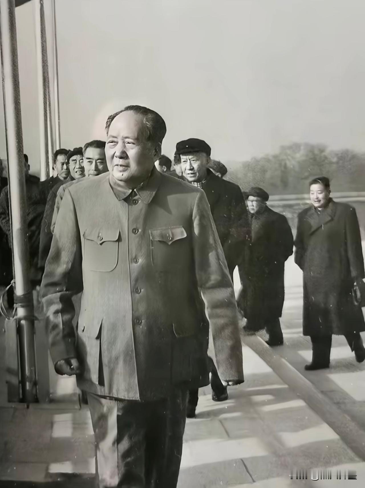 这个镜头太难得了：伟人和他的将帅们