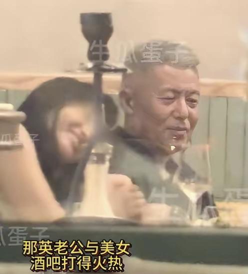 这瓜反转超快！孟桐声明是女邻居扶腿伤的他回家。细看图片，女邻居靠在孟大哥