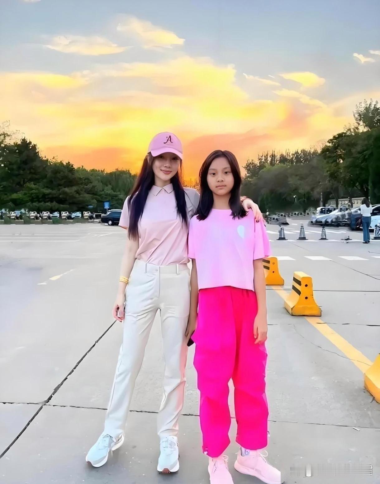 甜馨不知不觉已经长大，和李小璐同框相处，母女二人的感情十分温馨。​​​