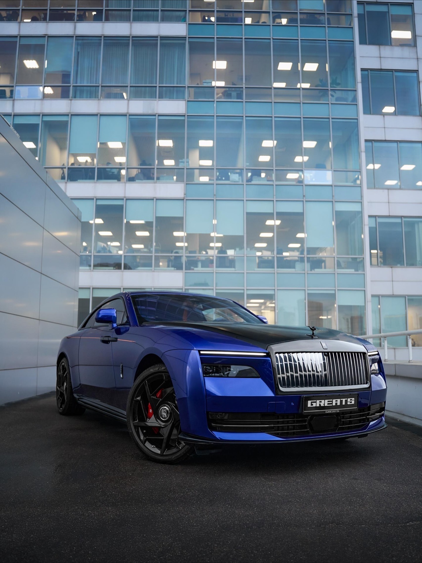 劳斯莱斯SpectreBlackBadge——现代奢华与自信力量的化身。深