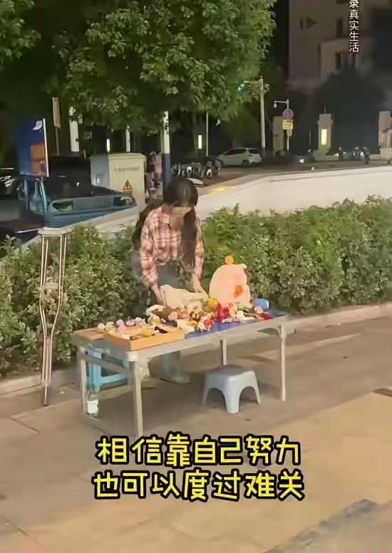 2021年，女孩骨癌，被父亲嫌弃是累赘，与她断绝了所有联系。女孩为了活命，病情