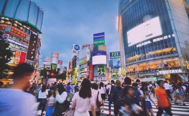 二战结束后，日本满目疮痍、一片废墟。“日本比我们还困难”，这是陈云先生说的。但仅