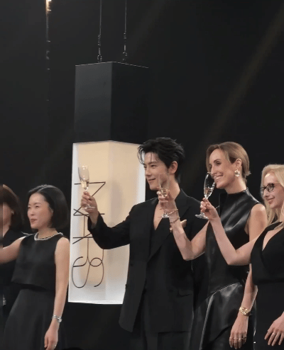 肖战额头汗水像碎钻 肖战今天活动现场状态绝了，live图的神，爱流汗体质汗津津在