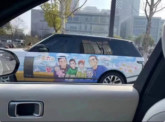 刚开始看还挺正常，突然感觉有点怪怪的
