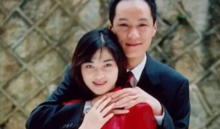 1984年，‌‌冯远征陪朋友考‌‌北京电影学院。当时，他想反正陪练，就考着玩吧，