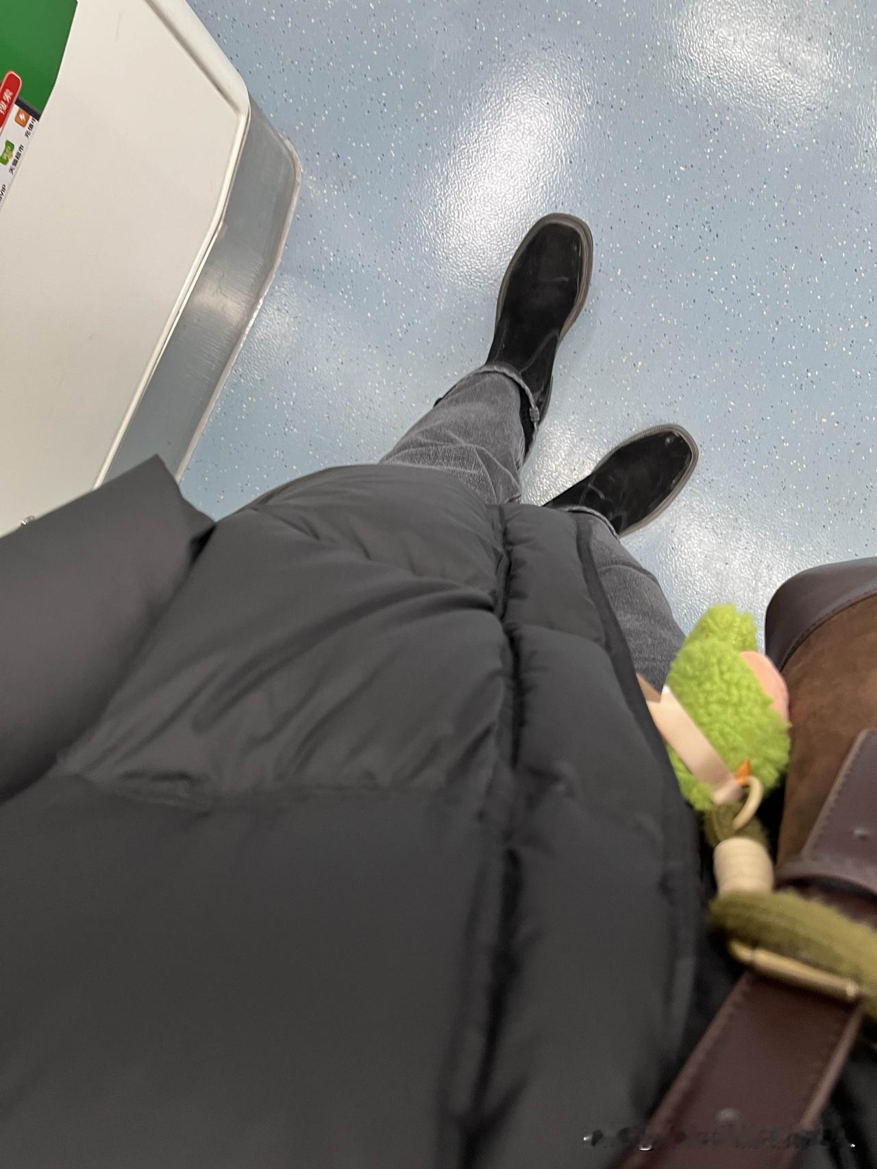 刚才在地铁上，无意间听到旁边一对中年夫妻闲聊，话题是给孩子买房的事，女人的一句话