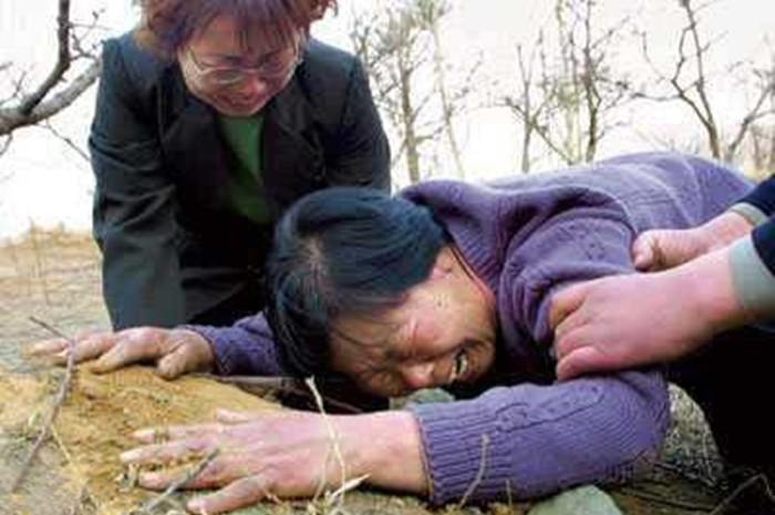 聂树斌案重审那天，卷宗堆得比人高，但最关键的几页，从1994年就不见了。他19