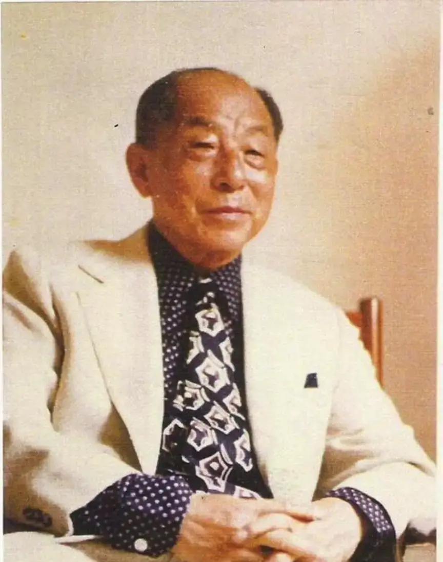 1962年，看守张学良25年的刘乙光调任。临走时张学良塞给他一笔钱，他惊了：这25年可没少虐待对方啊