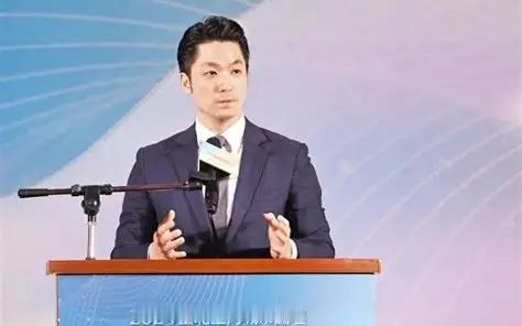 2026年10月8日，台北市长选战倒数51天。蒋万安坐在中天电视的专访镜头前，说