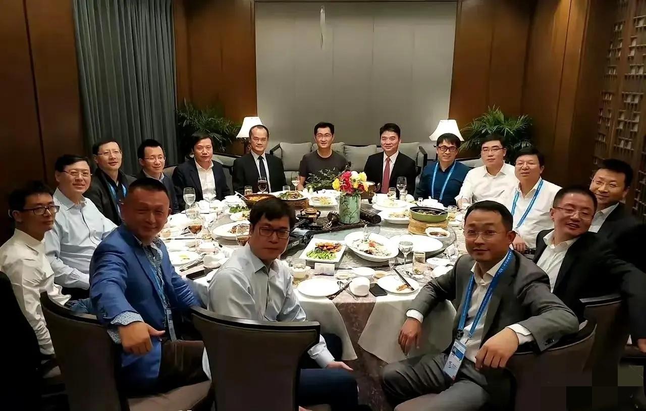当年大家称之为“东兴饭局”，座次安排应该依据是当时互联网大佬的江湖地位，马化腾因