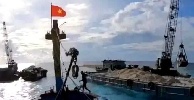 越南把南沙八个礁一口气填成陆地，新造面积已冲到中国的七成，这不是简单的堆沙，是在