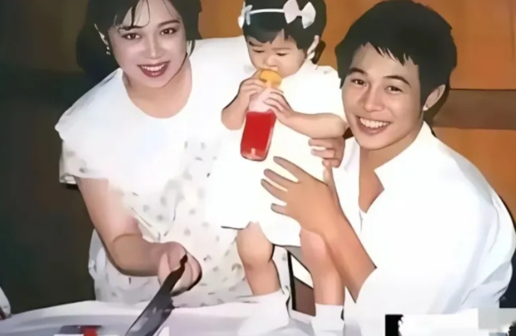 80年代，李连杰和原配妻子黄秋燕与刚满周岁女儿的一张珍贵的留影初为人父母的他们脸