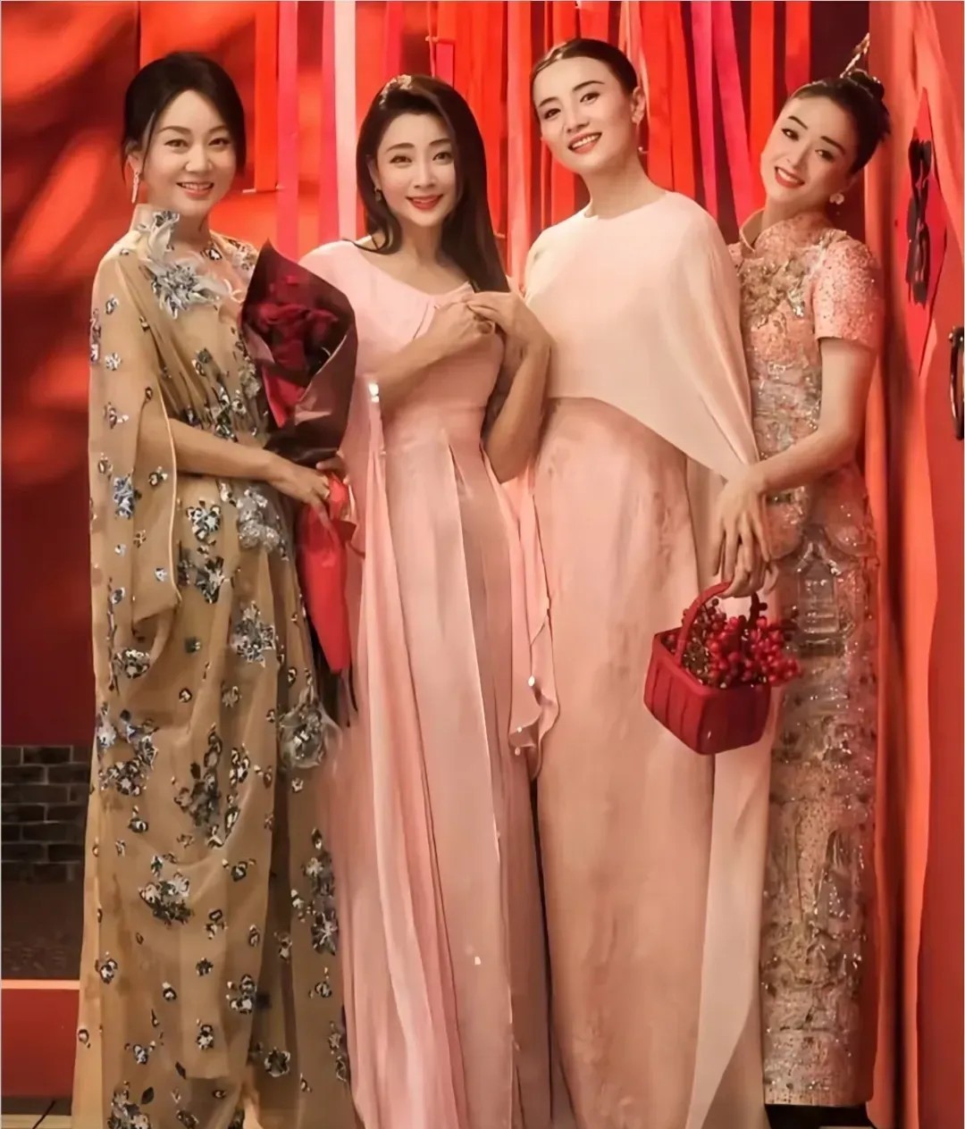 蒋欣蜷在角落，她是四大美女里最瘦的一个，脸最小，骨架却大。总有人说她胖，其实她只