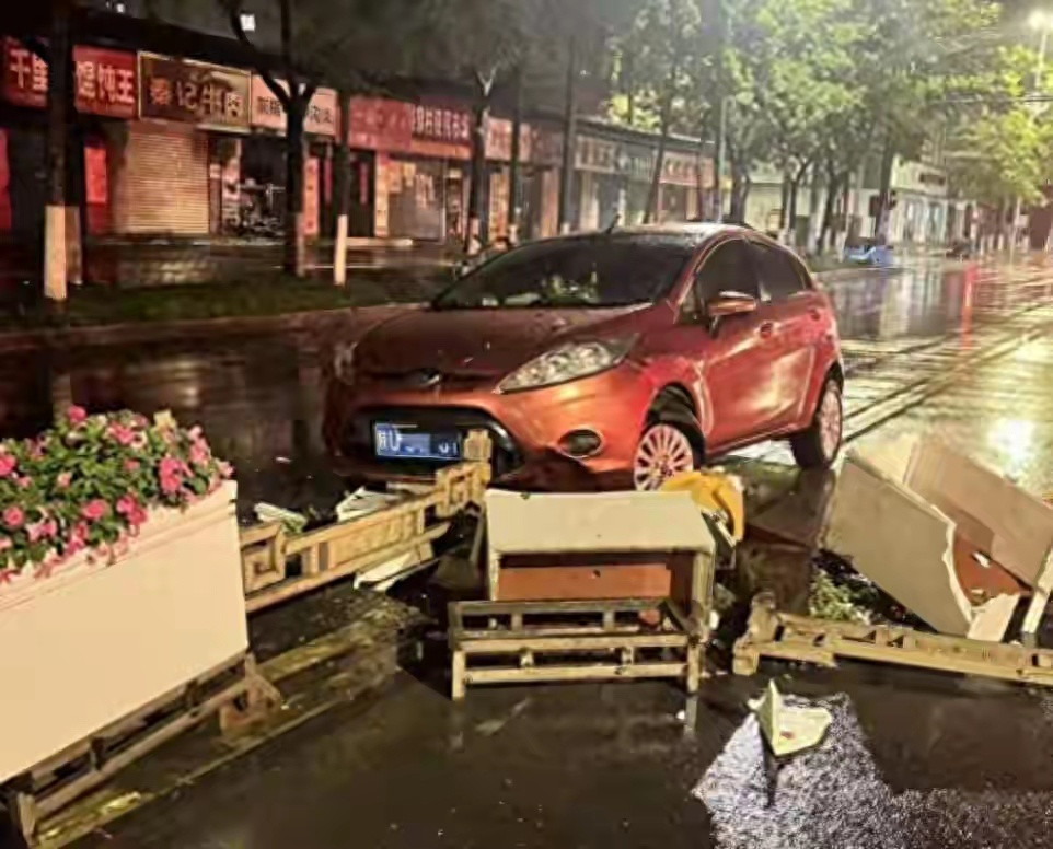 陕西“天价护栏定损”事件通报：管护公司造假，环卫站长停职2026年5月21日晚1
