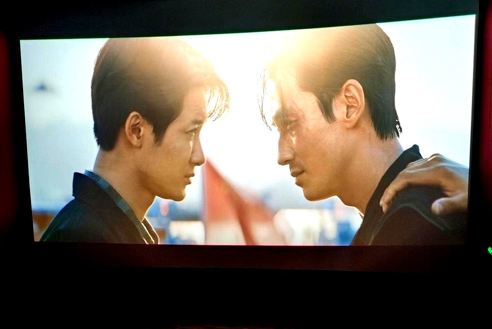 160分钟的电影，拿下了4.07亿票房，豆瓣评分定格在7.2分。2026年8月上映的这部《空枪》，讲