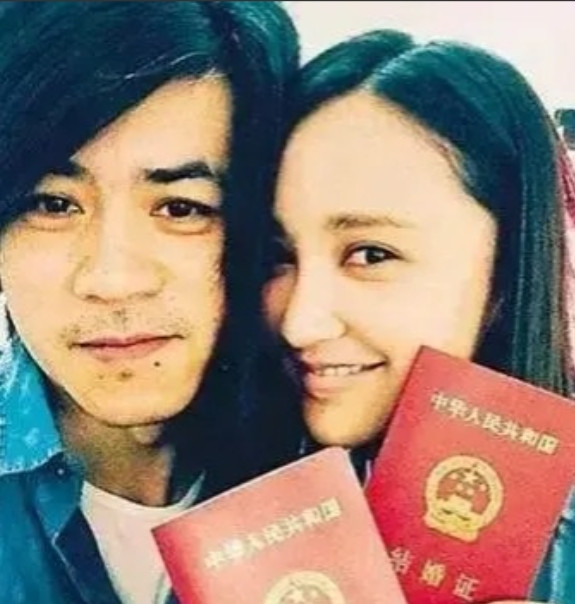 2004年，22岁的张歆艺爱上大16岁的王志飞，那时，王志飞早已有家室，但张歆艺