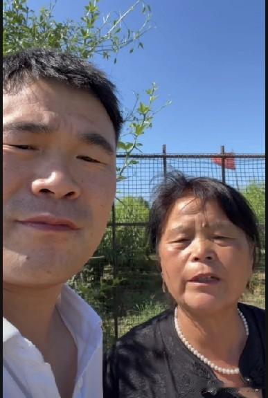 小故事！今天半熟直播卖桃子，打了半天电话没人理他，他和老壳子关在门