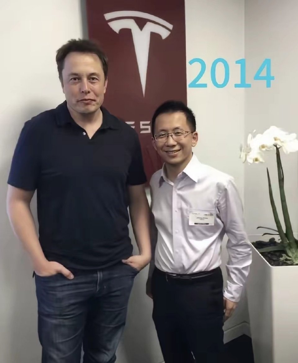世界首富和亚洲首富早年的合影，那时他们还很青涩。2014年，张一鸣创立字节跳动不