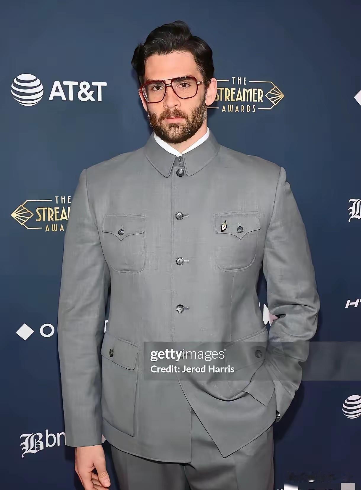 简直是教科书级别的“回旋镖”！这位美国顶流博主哈桑，这次是真的“刚”！不仅敢穿