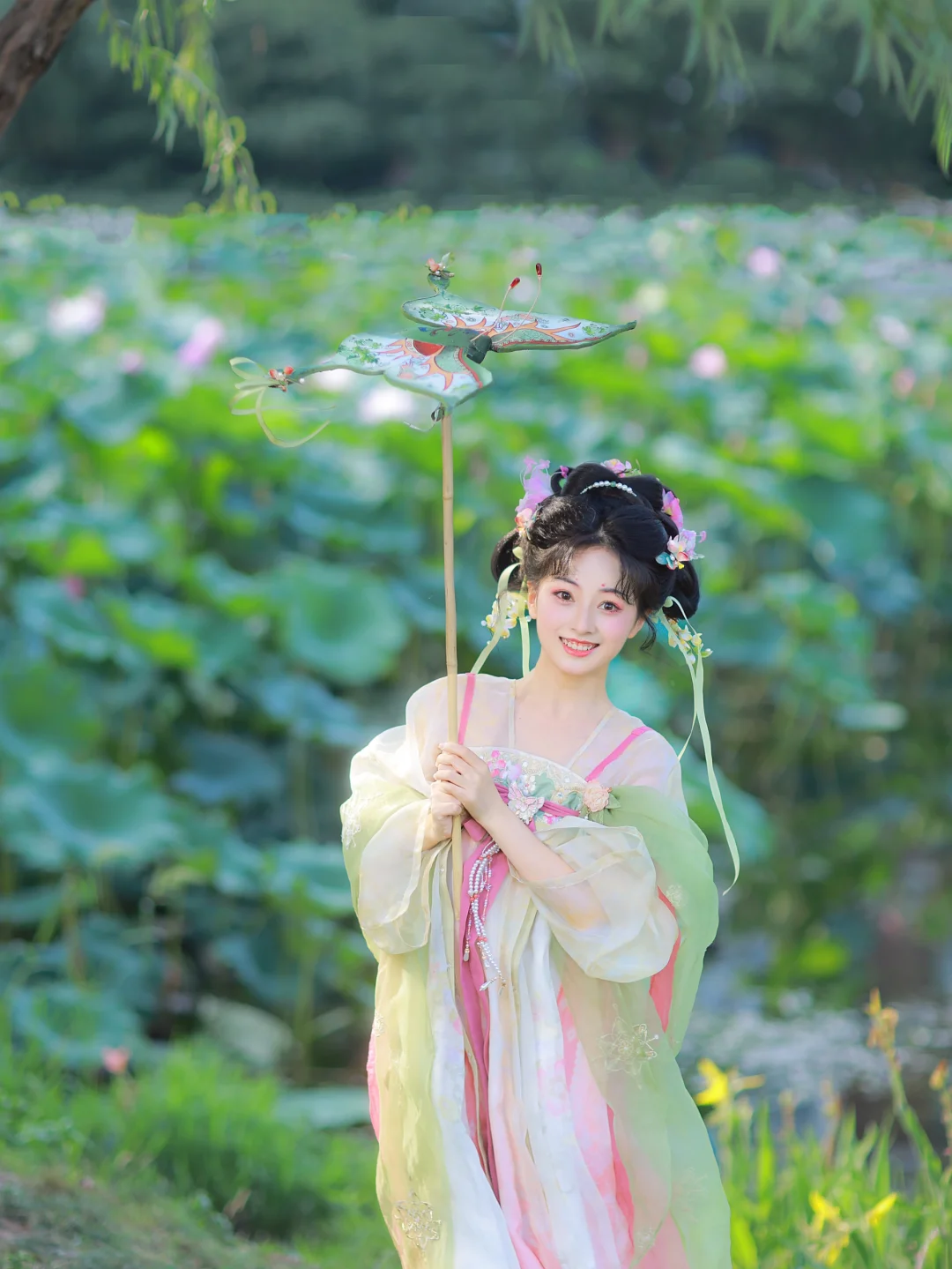 是谁家的小小姐偷跑出来赏荷花啦