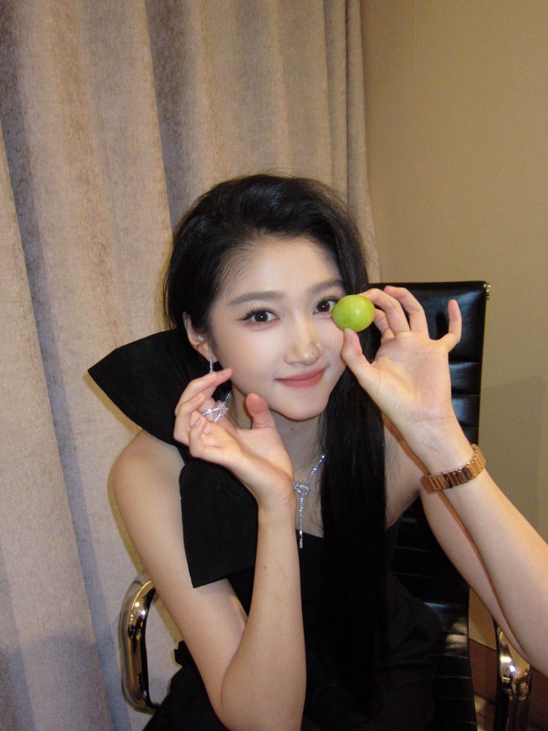 内场收到了关晓彤送的彩椒碗晓彤带着她的彩椒碗“杀”疯啦！粉裙刺绣精致如画，手中