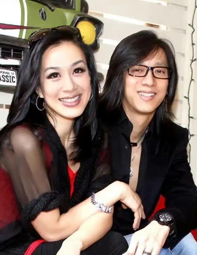 钟丽缇与严铮曾因一见钟情而携手步入婚姻，两人共度八年时光，并育有两个可爱的女儿。