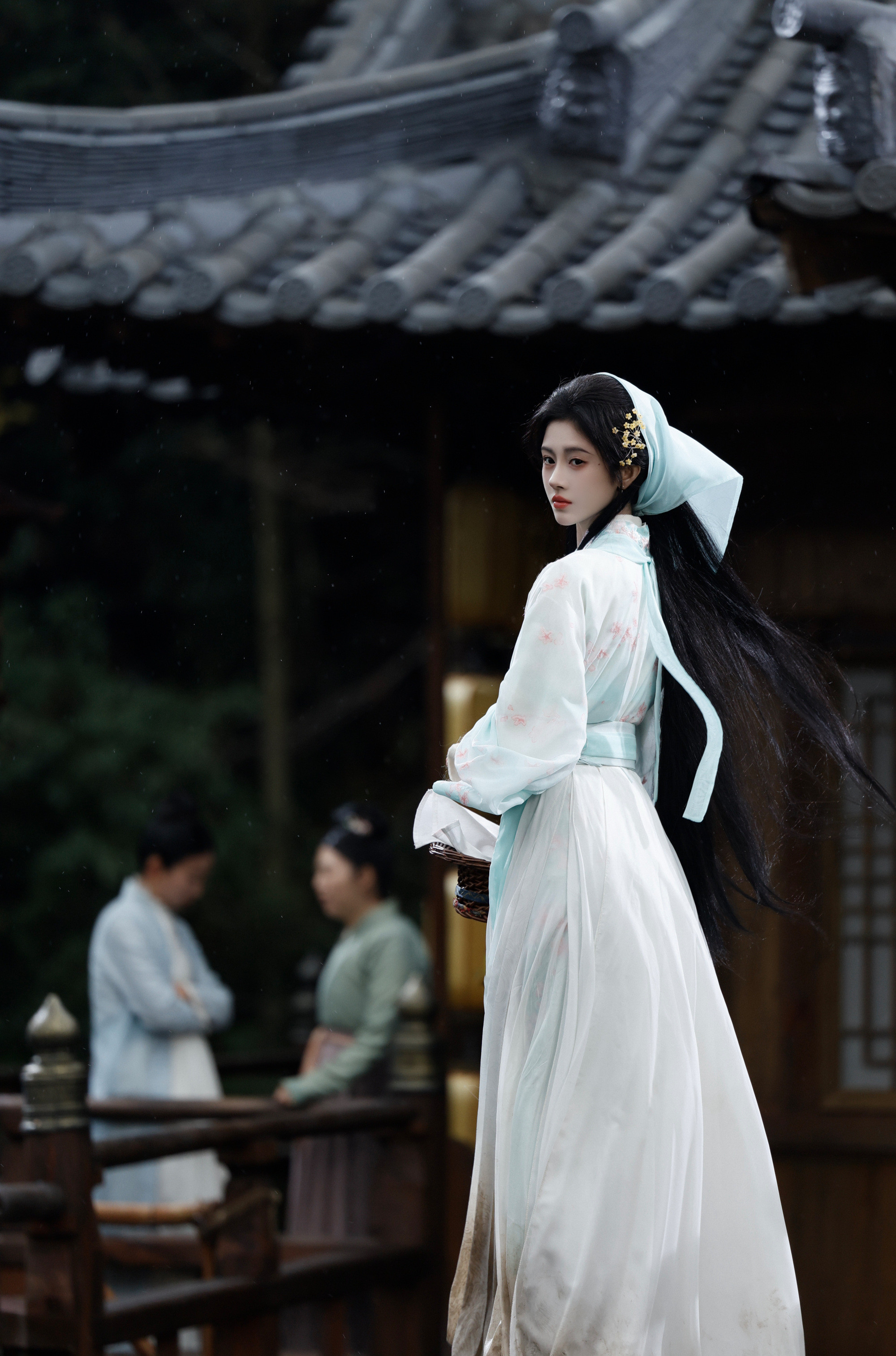 1、鞠婧祎接下来会官宣RUFI的商务一个来自澳洲家居品牌。2、仙侠剧《剑阁闻铃