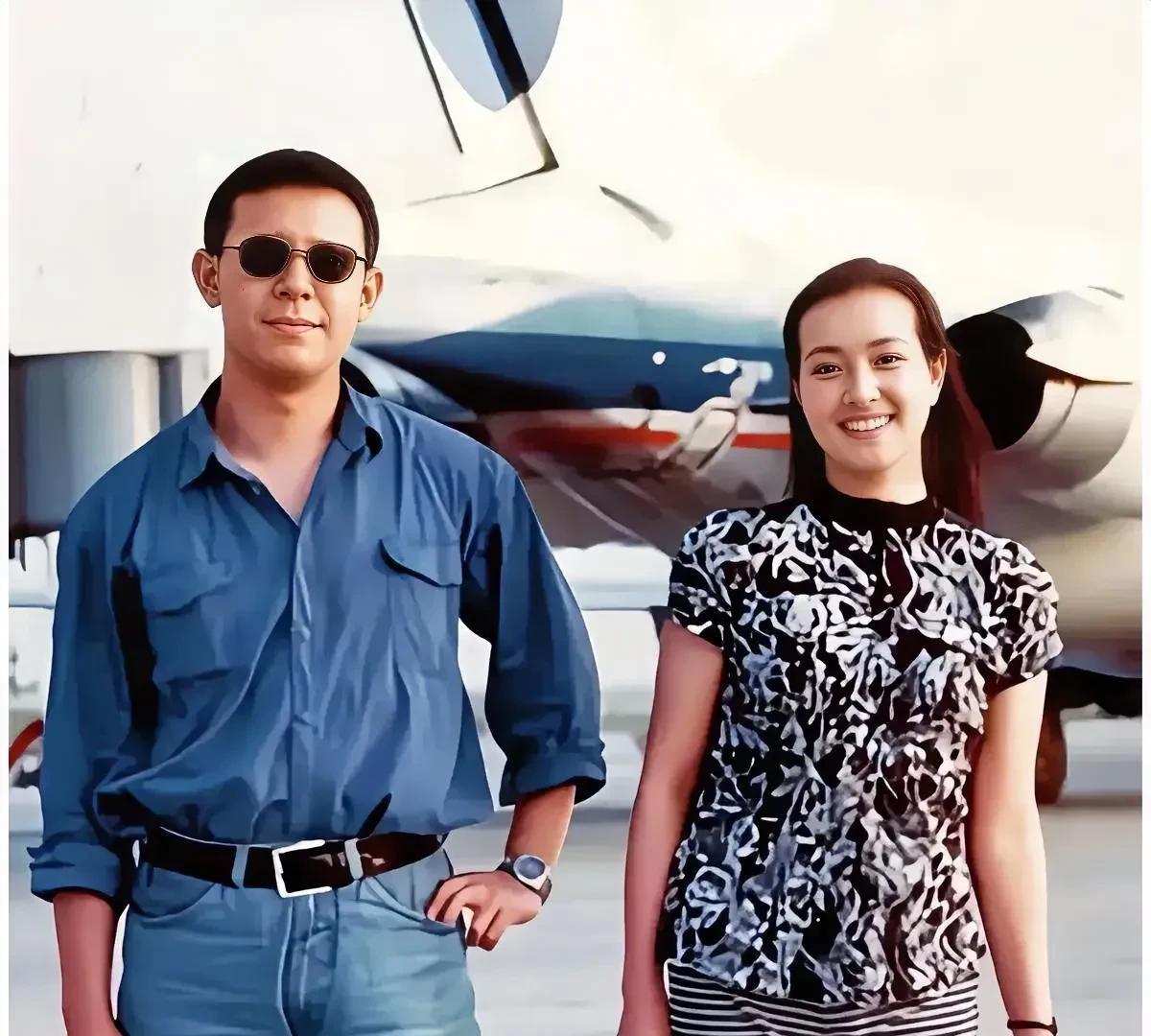 1992年，沈阳机场，姜文与刘晓庆的留影旧照，那时候二人还是恋人关系，姜文又酷又