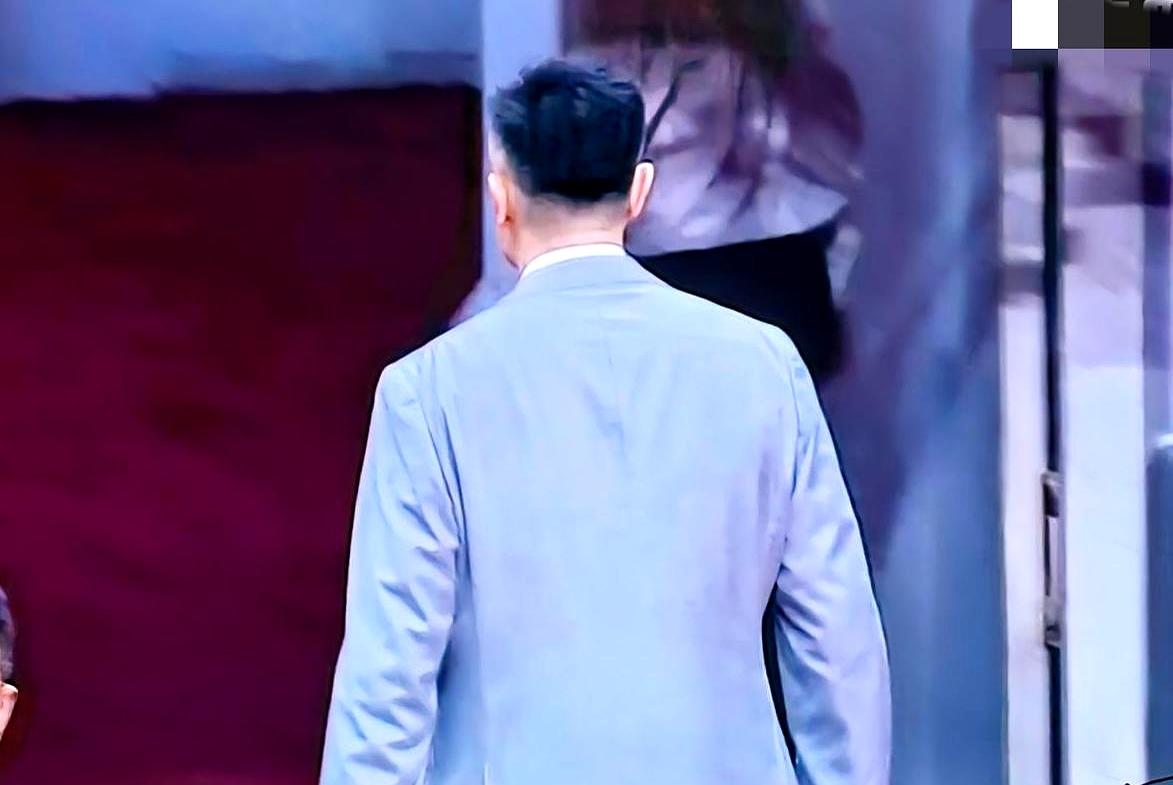 德比夜哨声一落，杜锋收着情绪独自进通道，那种压着火的背影，太熟悉了。常规赛第五