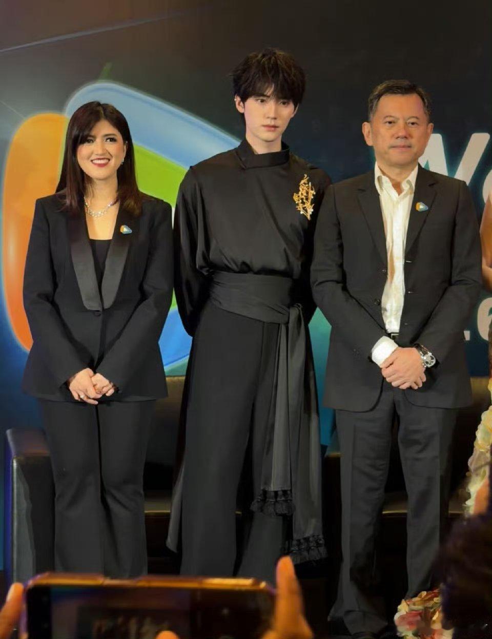 周翊然东南亚活动现场生图来了！！超绝的一套新中式！帅成啥了啊啊啊啊！