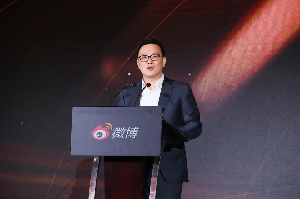 见鬼了，微博CEO独自去清华了，只能骑共享单车，并发问：清华的共享单车都不能骑出