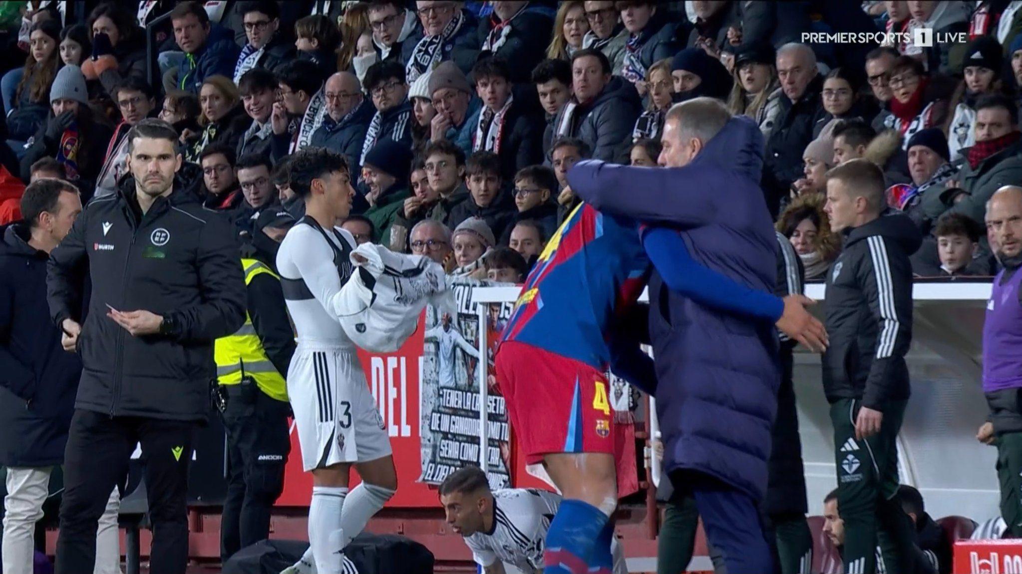 进球之后，你和弗里克在场边拥抱了一下。这个拥抱背后有什么？又隐藏着什么？阿劳霍：