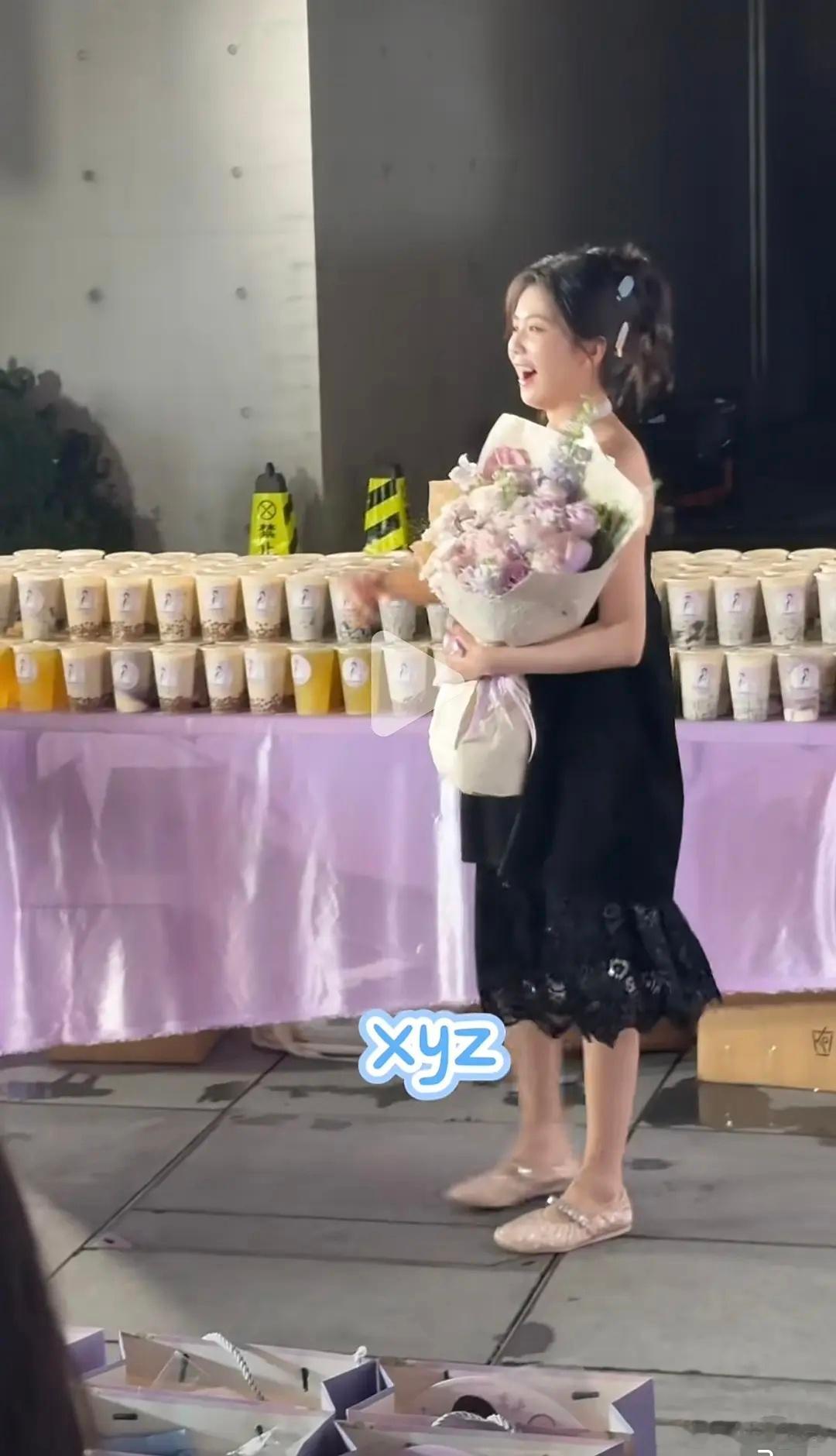 很难想象这是一个明星的身材_白鹿​​​