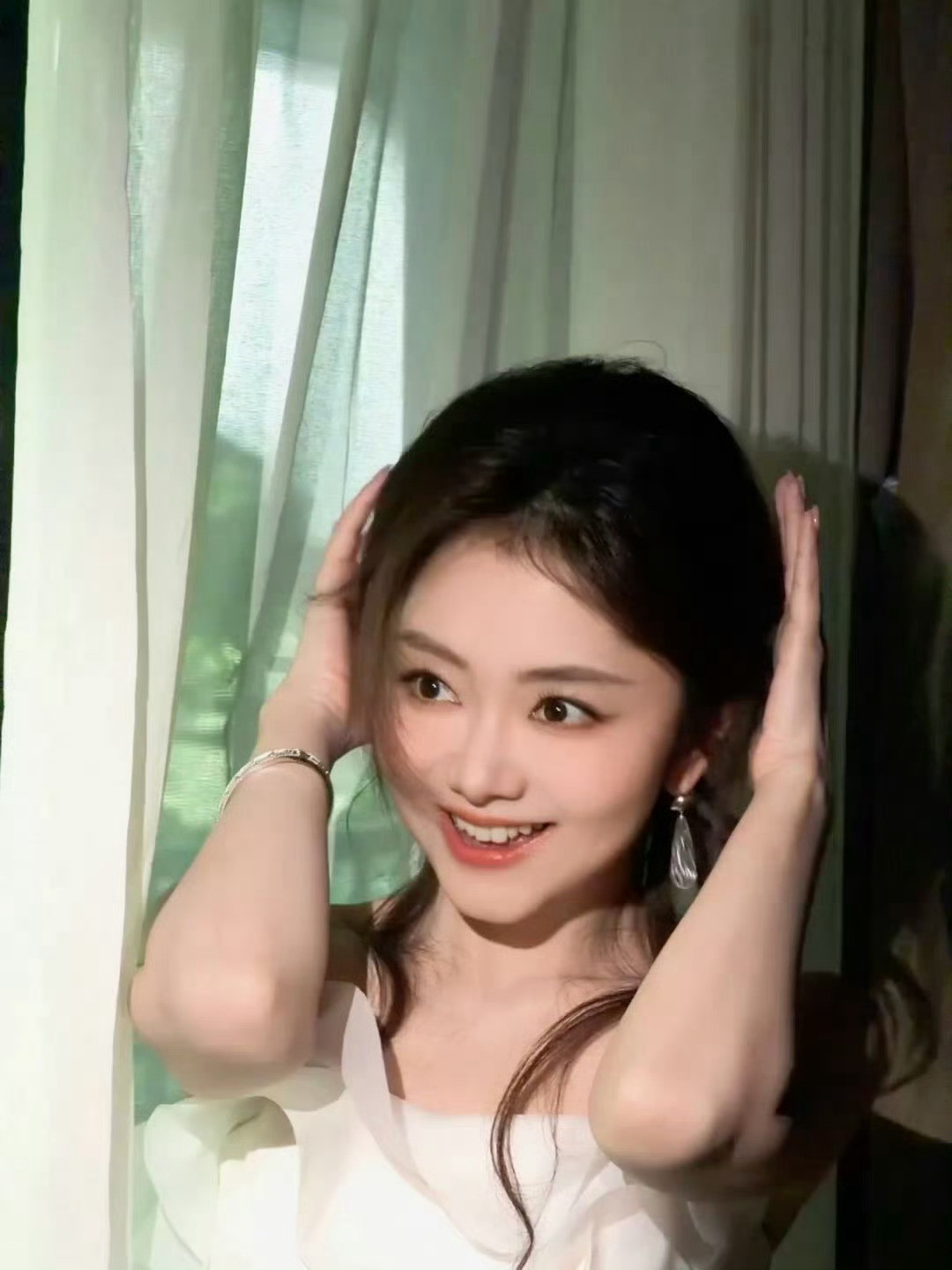 白色是谭松韵的统治区清纯甜妹氛围感直接拉满，各种白裙白穿搭轻松拿捏冷白皮配上干净