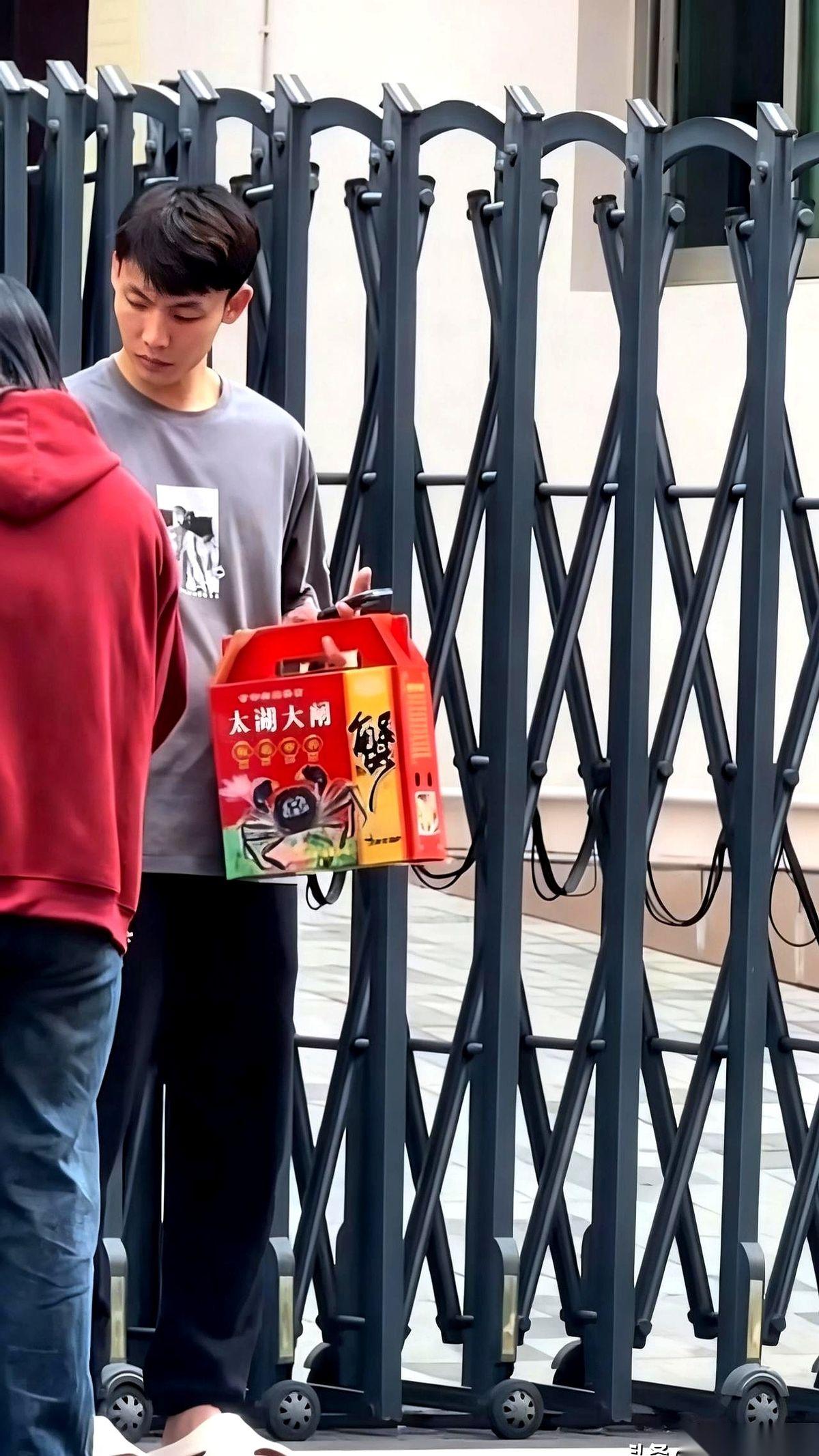 真的要被徐杰这孩子笑死。别人休赛期晒豪车晒旅游，他倒好，中秋节领两盒“没人要”