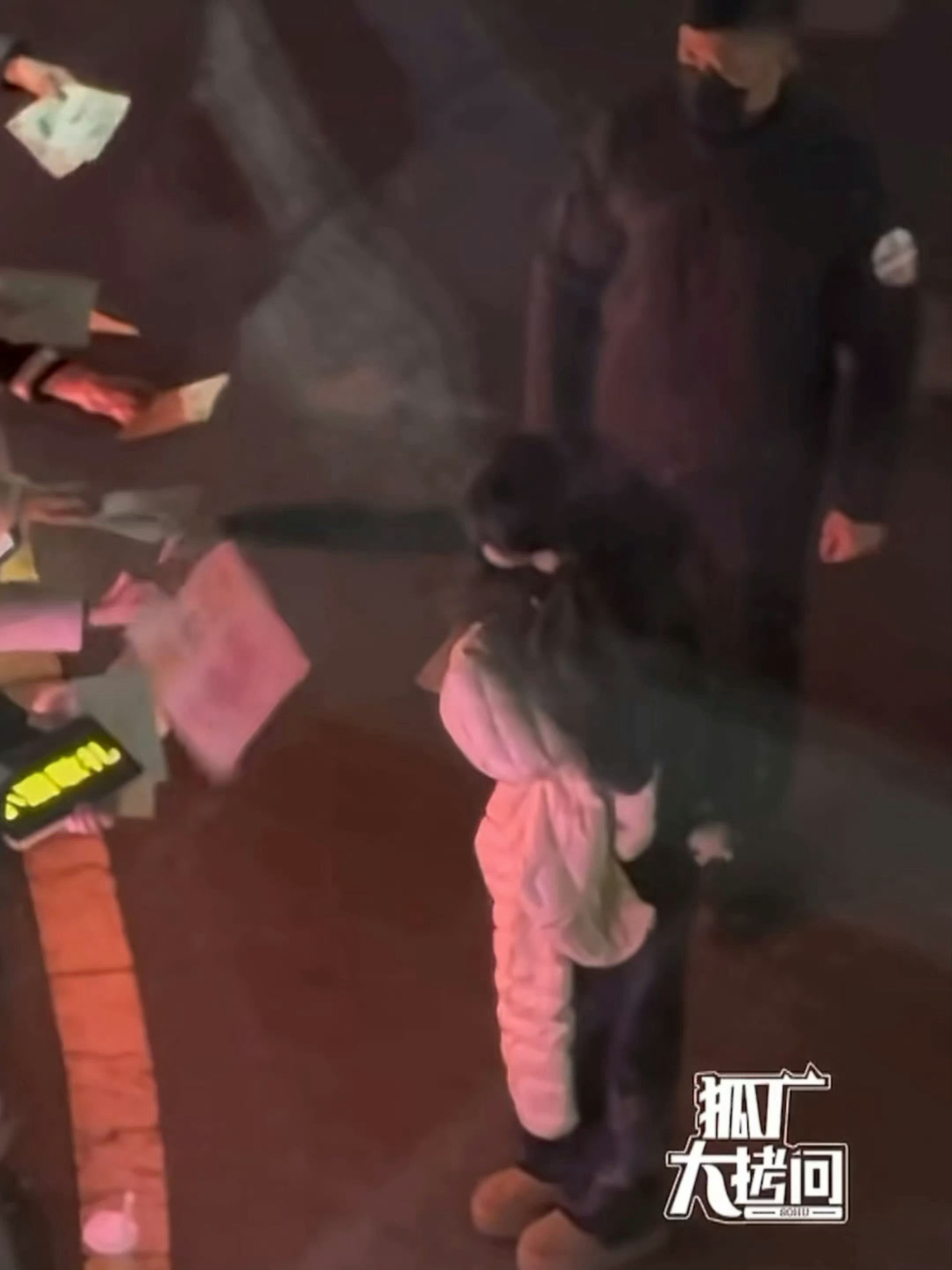 田曦薇和粉丝握手就是这个细微让我季度得面目全非