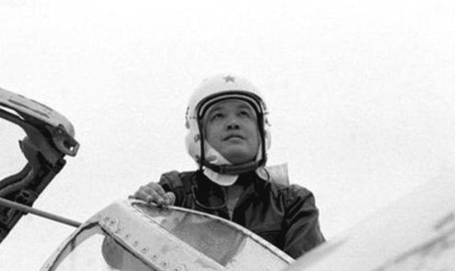 1949年一架国民党飞机坠毁唐山，飞行员陷入昏迷，附近村民好奇打开飞机舱门，看到