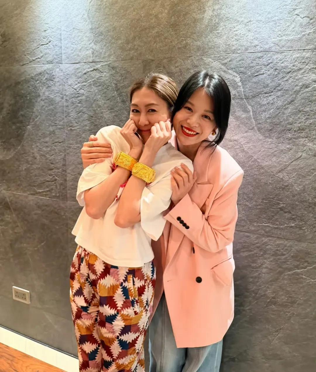 胡杏儿送金镯太“俗气”?胡定欣的反应亮了!还以为女明星送礼都是高大上,没想到胡杏