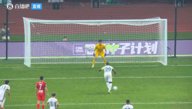 足协杯决赛出现十分戏剧性的一幕，北京国安获得第二个点球，还是法比奥主罚，结果被河