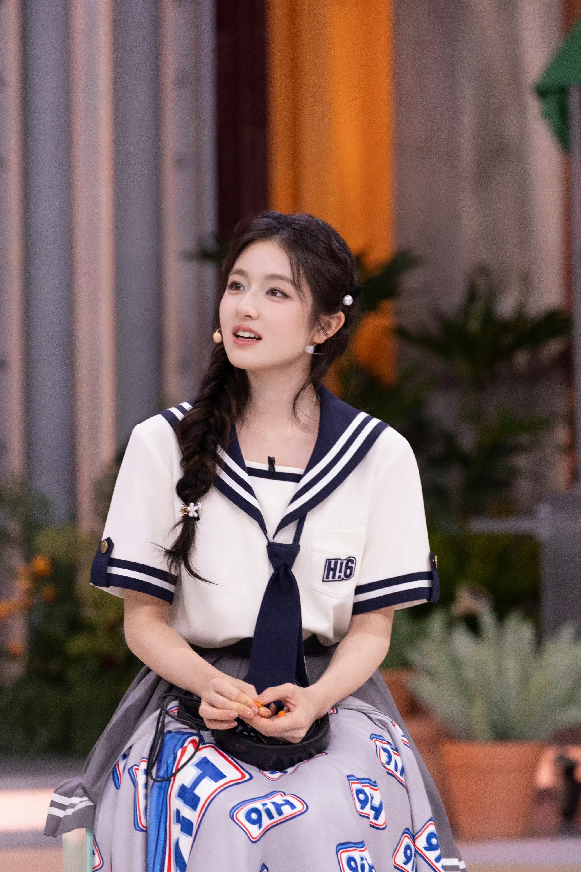 李兰迪学院风甜妹李兰迪笑容里加了什么李兰迪穿上学院风水手服，满满的校园甜妹氛围