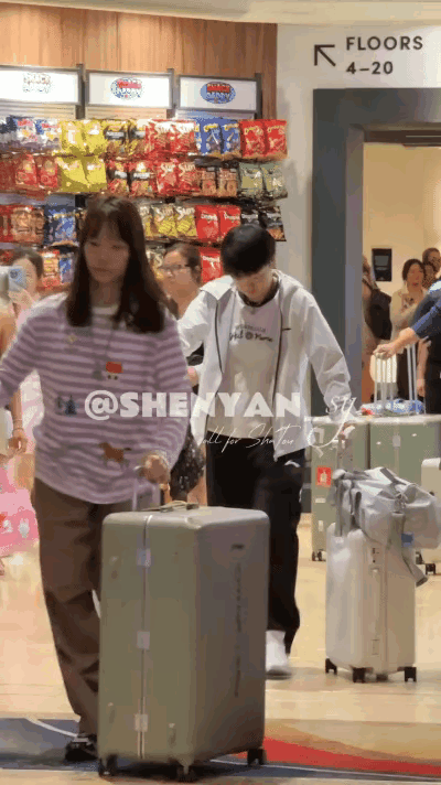 莎头们出发美国要回国啦！国乒在收获三枚金牌后，准备回国了。莎莎穿着白色外套和黑