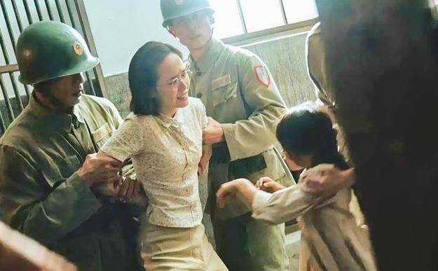 1956年，国民党员丁窈窕押赴刑场时，给她拍下了这张照片，她不是战斗英雄，被捕只