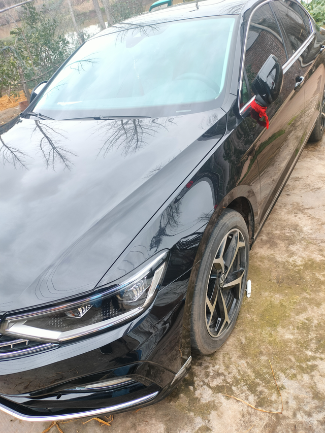 买车靠自己努力买个自己喜欢的虽然不是什么多好的车，买来自己喜欢就好，不要在意别