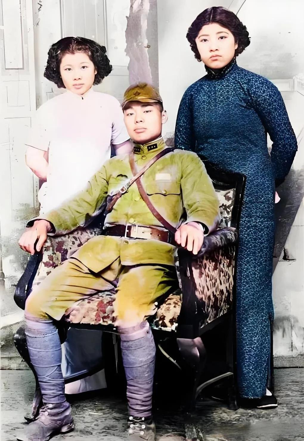 抗日战争时期，一个日本上等兵趾高气扬地坐在沙发上，两手搭着扶手，脸上充满嚣张跋扈